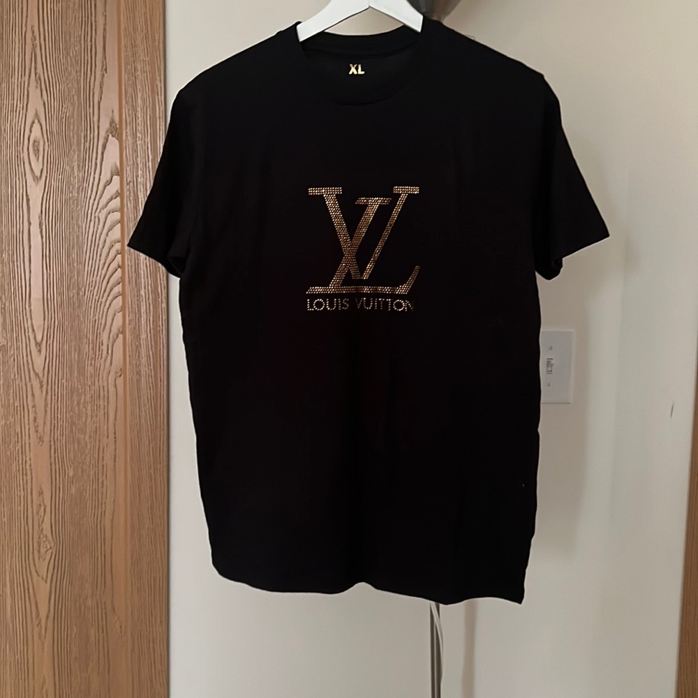 XL women top shirt new never worn fits a large runs small